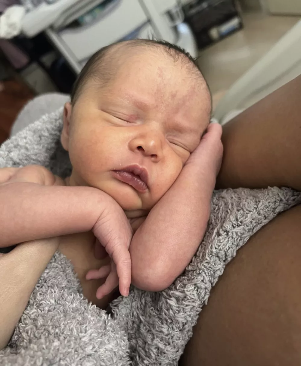 Крисси Тейген показала лицо новорожденной дочери от Джона Ледженда