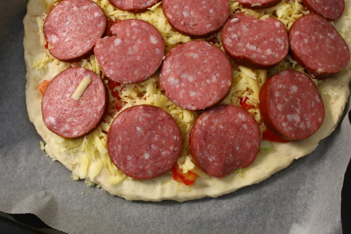 Фото приготовления рецепта: Итальянская пицца с перцем - шаг №6