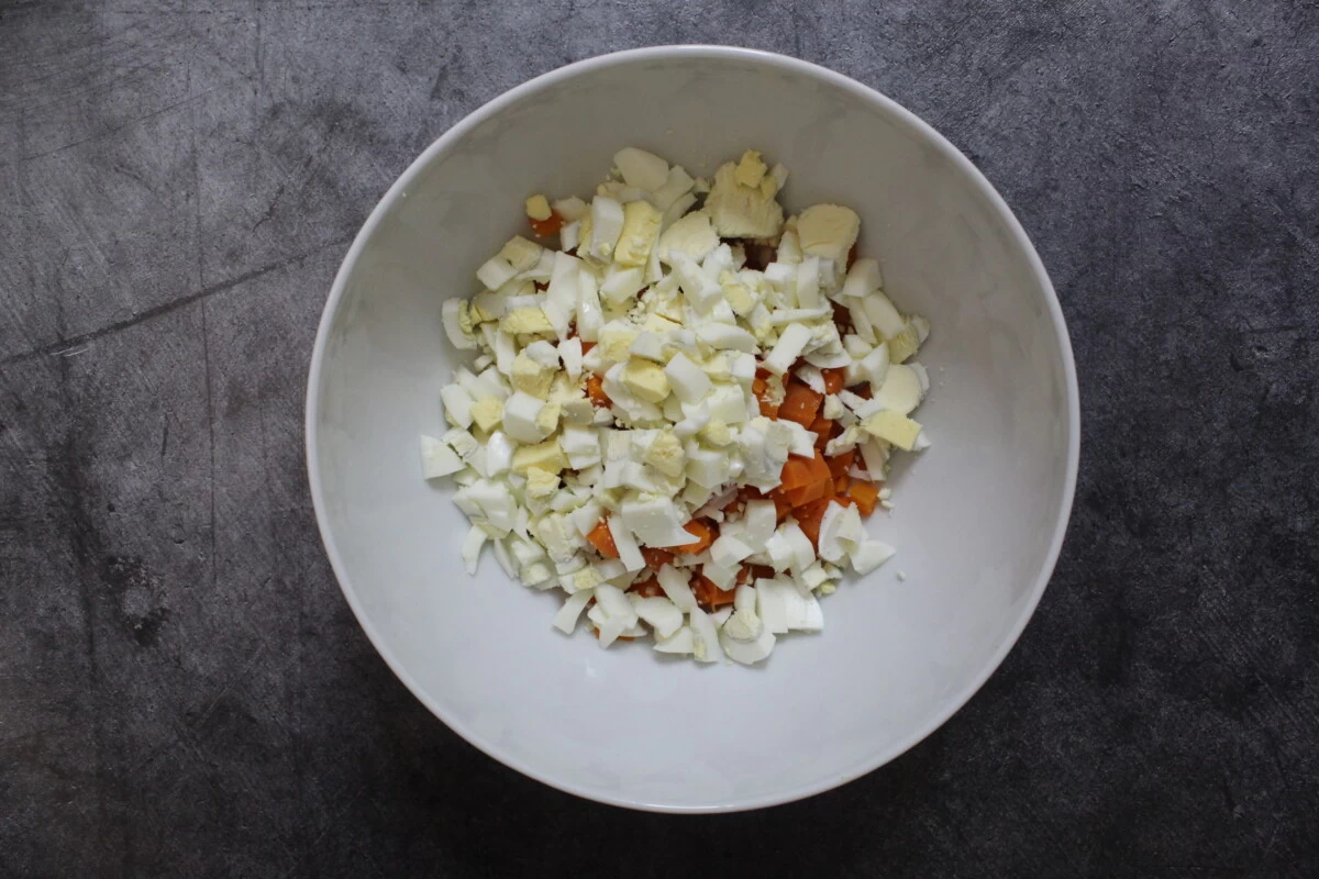 Фото приготовления рецепта: Салат морковный с яйцом - шаг №1