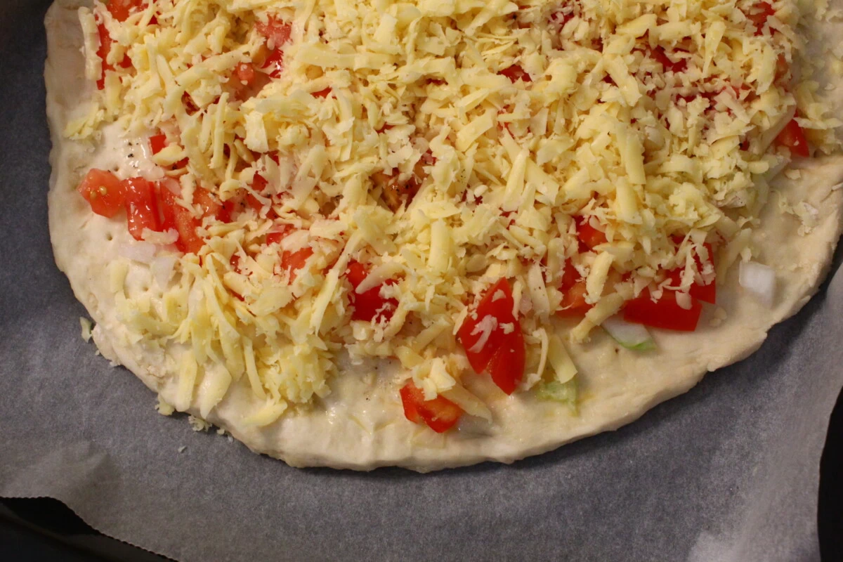Фото приготовления рецепта: Итальянская пицца с перцем - шаг №5