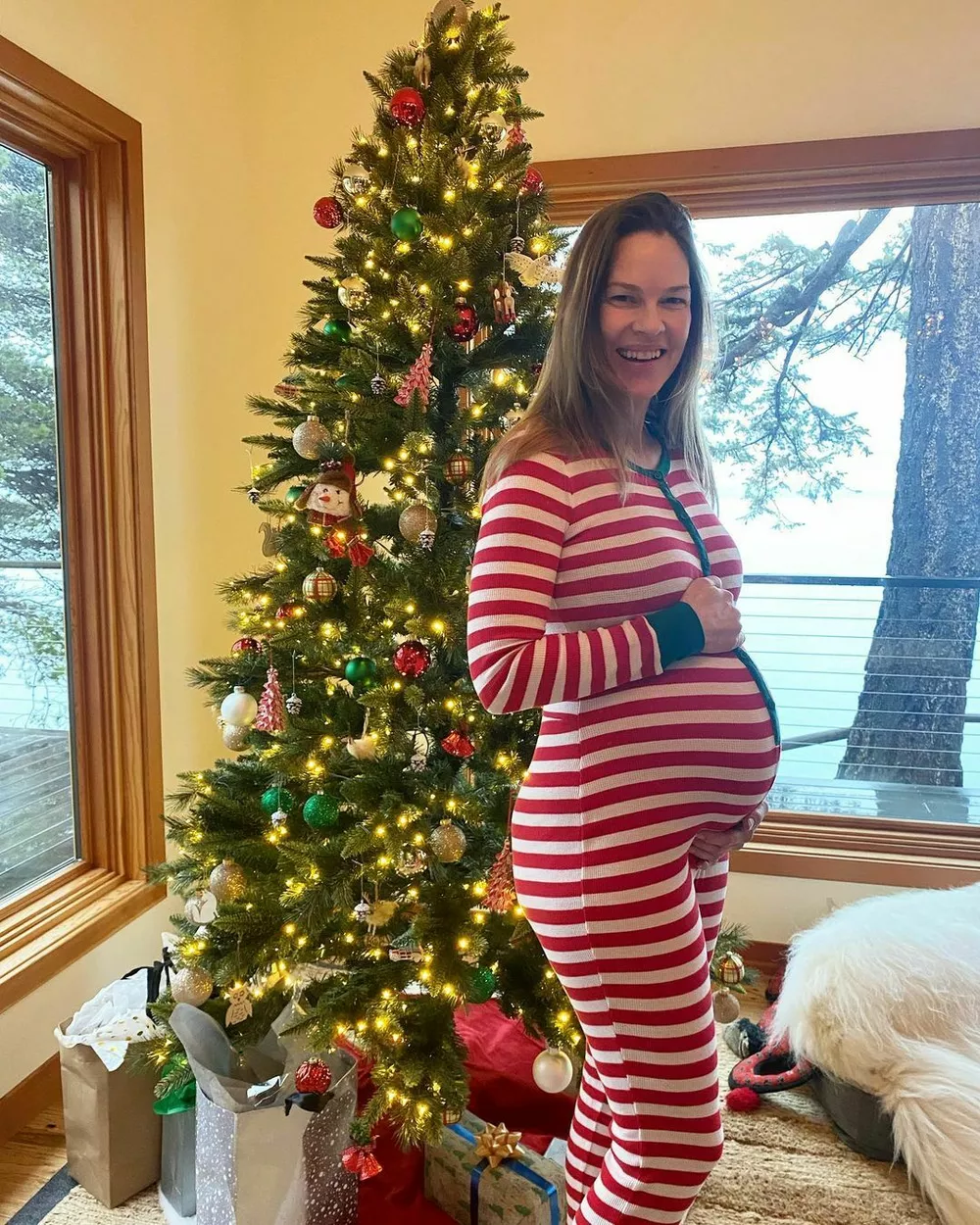 48-летняя Хилари Суонк показала, как выглядит на третьем триместре беременности
