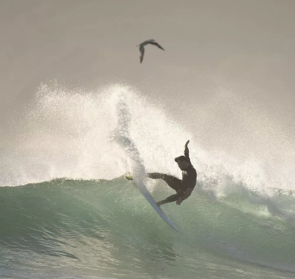 Крис Хемсворт продемонстрировал впечатляющую физическую форму на серфинге в Австралии