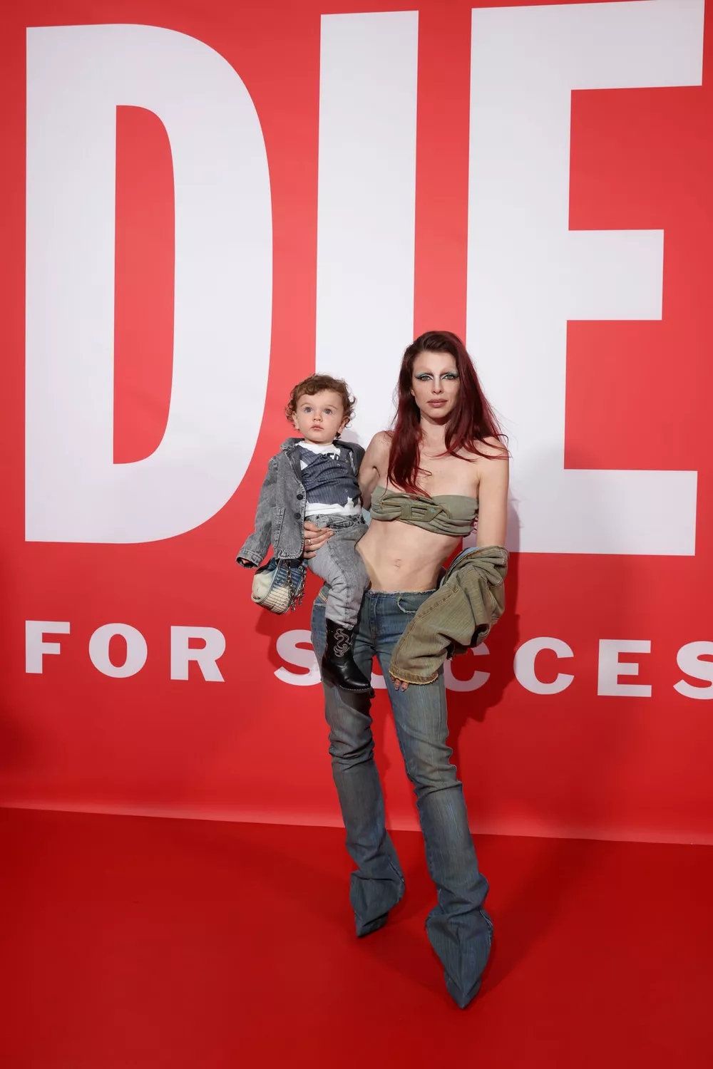 Фото дня: Джулия Фокс с сыном на показе Diesel в Милане