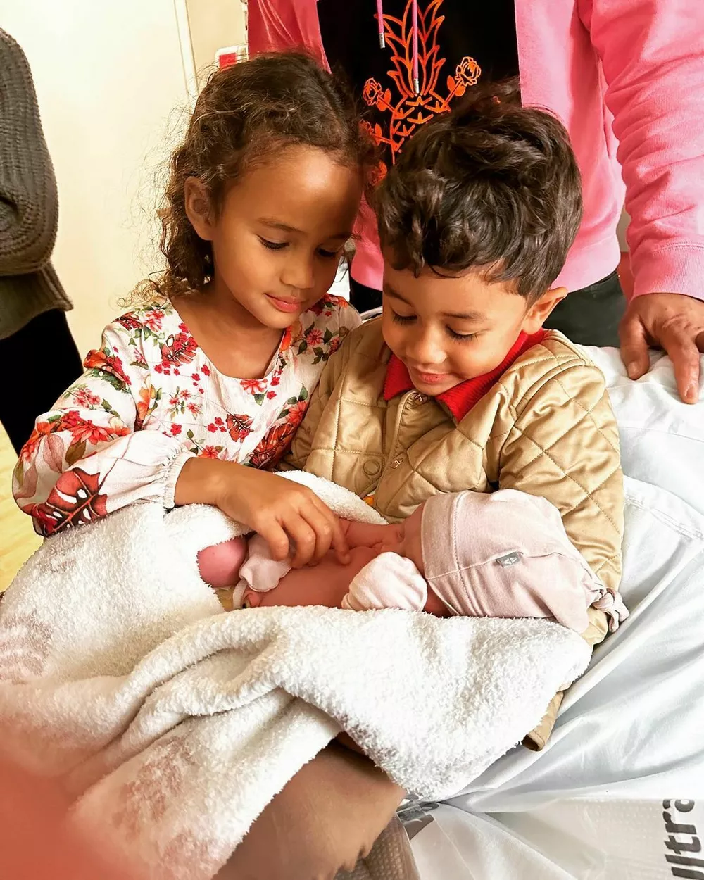Джон Ледженд и Крисси Тейген впервые показали новорожденную дочь