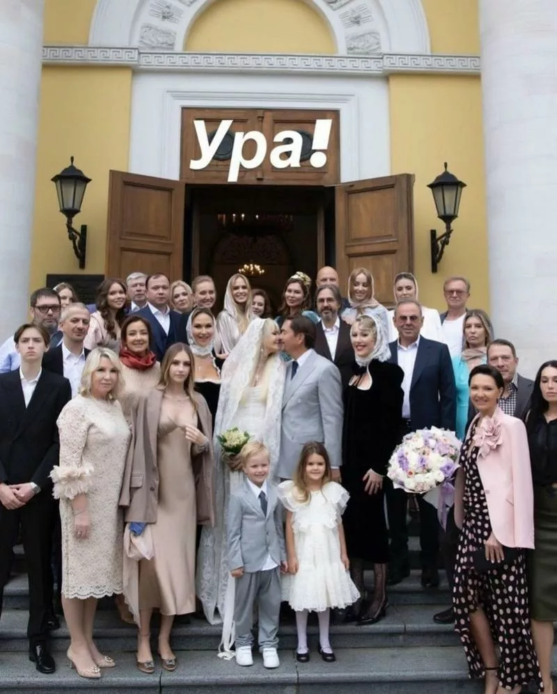 Яна и Вадим Расковаловы (посередине) с родственниками и друзьями