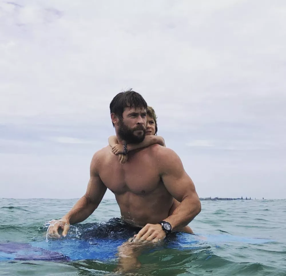 Крис Хемсворт продемонстрировал впечатляющую физическую форму на серфинге в Австралии