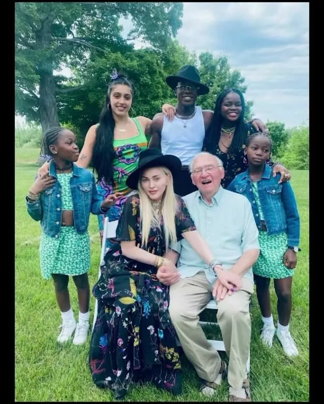 Мадонна с отцом и детьми