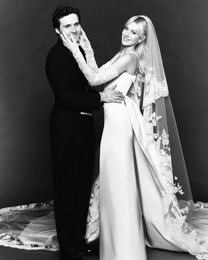 Бруклин Бекхэм и Никола Пельтц отметили полгода брака и поделились новыми фото со свадьбы
