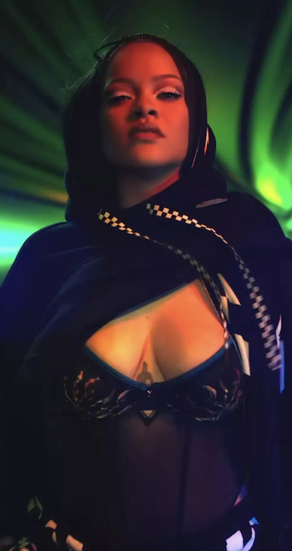 Рианна снялась в новой рекламной кампании Savage X Fenty в образе гонщицы