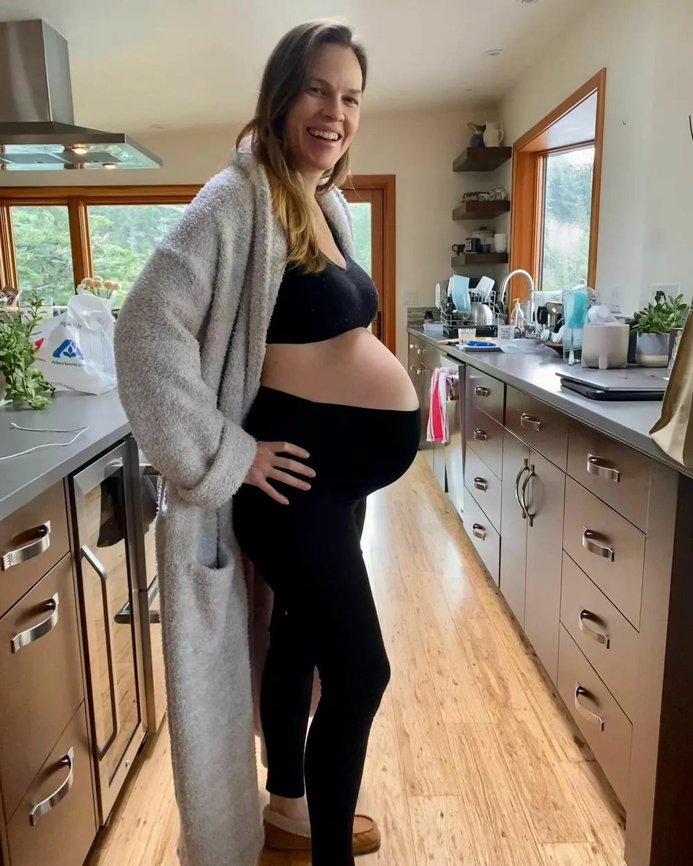 48-летняя Хилари Суонк показала, как выглядит на третьем триместре беременности