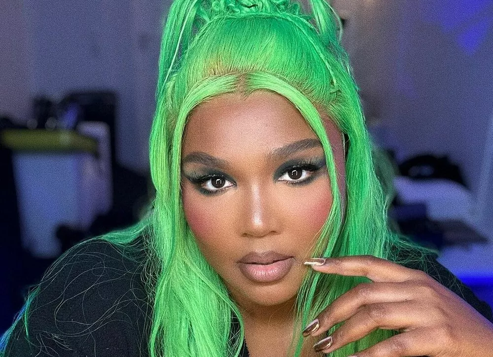 Лиззо перекрасила волосы в неоновый зеленый — новый тренд?