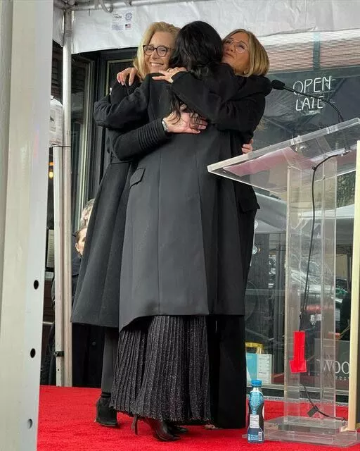 Дженнифер Энистон и Лиза Кудроу поддержали Кортни Кокс во время торжественного вручения звезды на Аллее славы