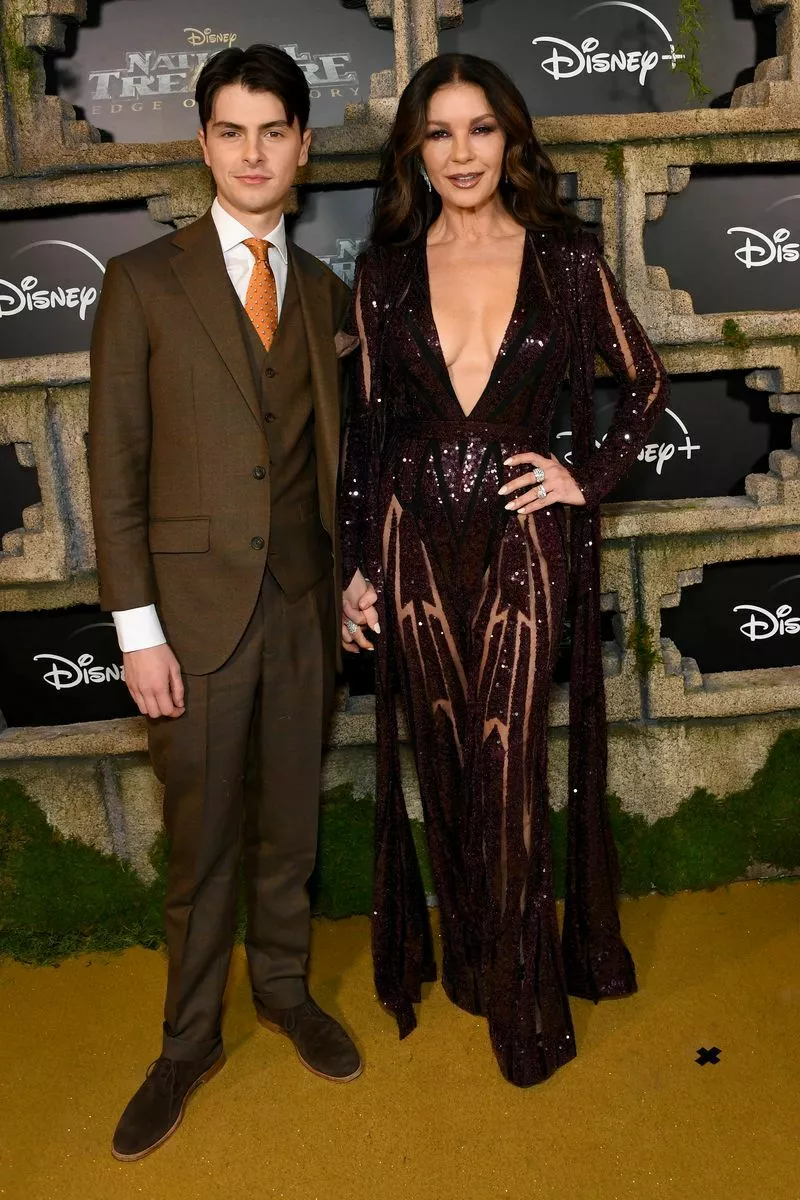 Майкл Дуглас и Кэтрин Зета-Джонс с сыном посетили премьеру фильма Человек-муравей и Оса: Квантомания