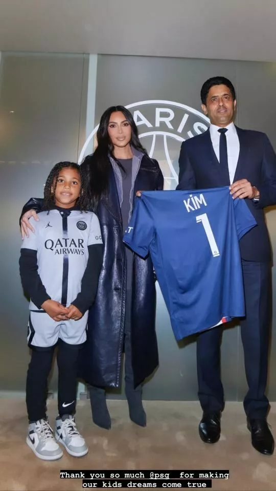 Ким Кардашьян отвезла сына и его друзей на футбольный матч в Париж