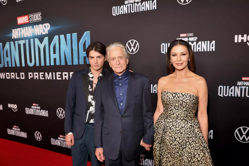 Майкл Дуглас и Кэтрин Зета-Джонс с сыном посетили премьеру фильма Человек-муравей и Оса: Квантомания