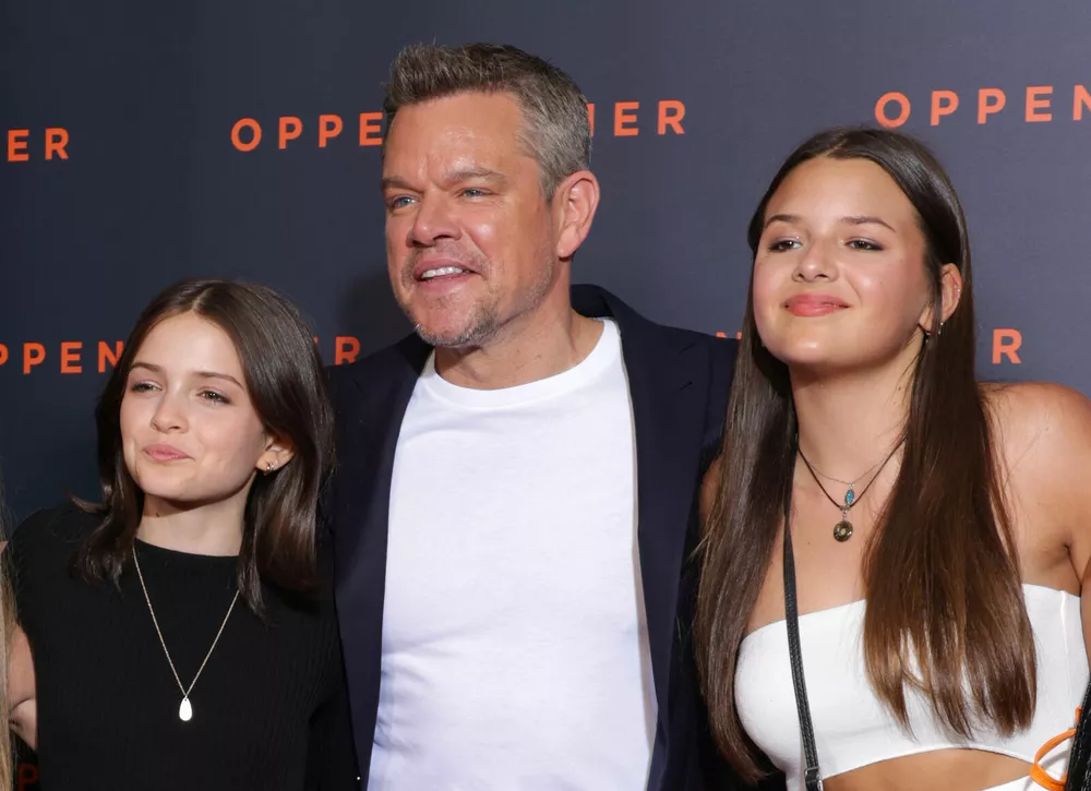 Редкий выход: Мэтт Деймон привел дочерей на премьеру Оппенгеймера