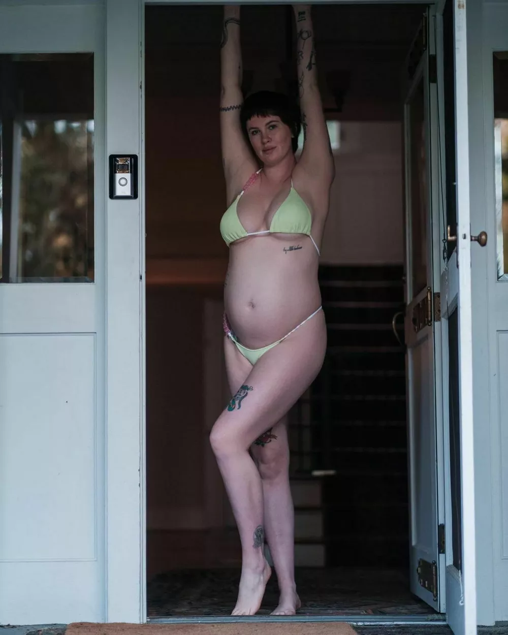 Дочь Алека Болдуина показала, как выглядит во время беременности, на фоне скандала со стрельбой