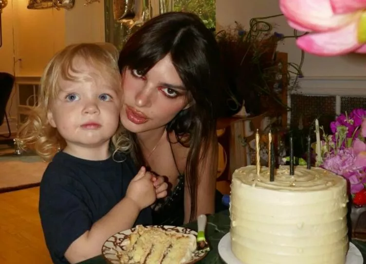 Эмили Ратажковски поделилась новым фото с подросшим сыном и выбрала для снимка экстравагантный образ