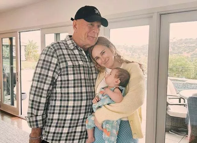 Дочь Брюса Уиллиса и Деми Мур опубликовала новое фото с отцом и его внучкой