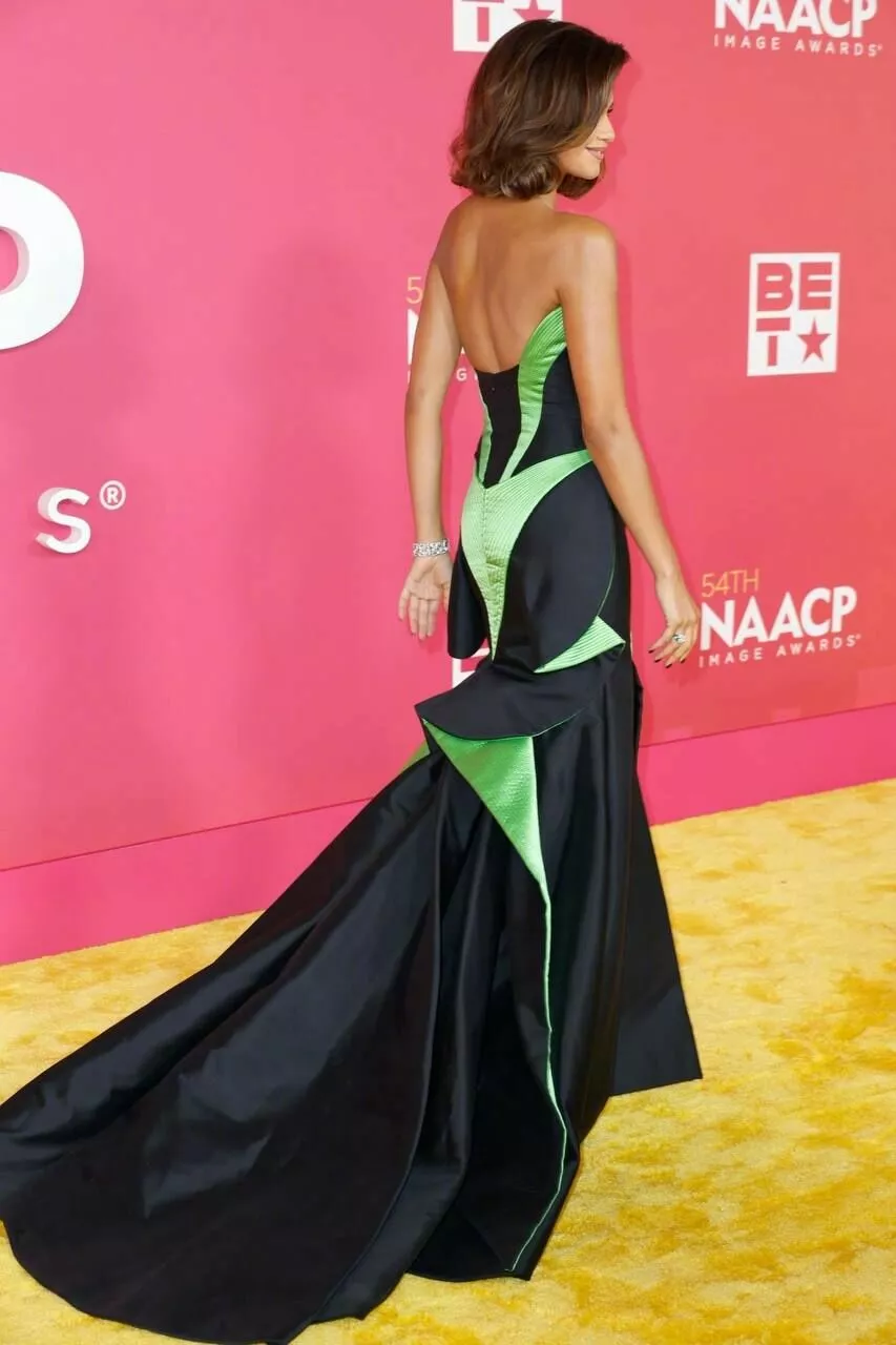 Зендая в платье с экстремальным декольте на церемонии NAACP Image Awards