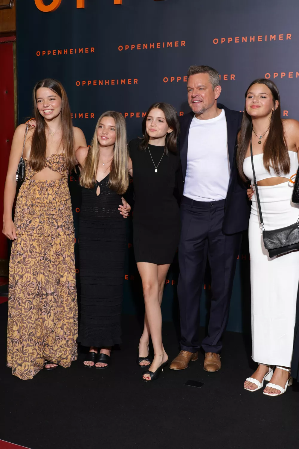 Мэтт Деймон с дочерьми и их подругами (слева)
