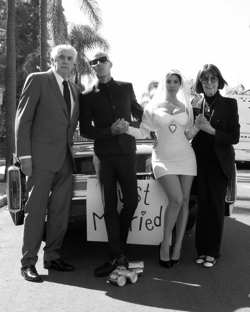 Пока смерть не разлучит нас: Кортни Кардашьян и Трэвис Баркер опубликовали фото со свадьбы