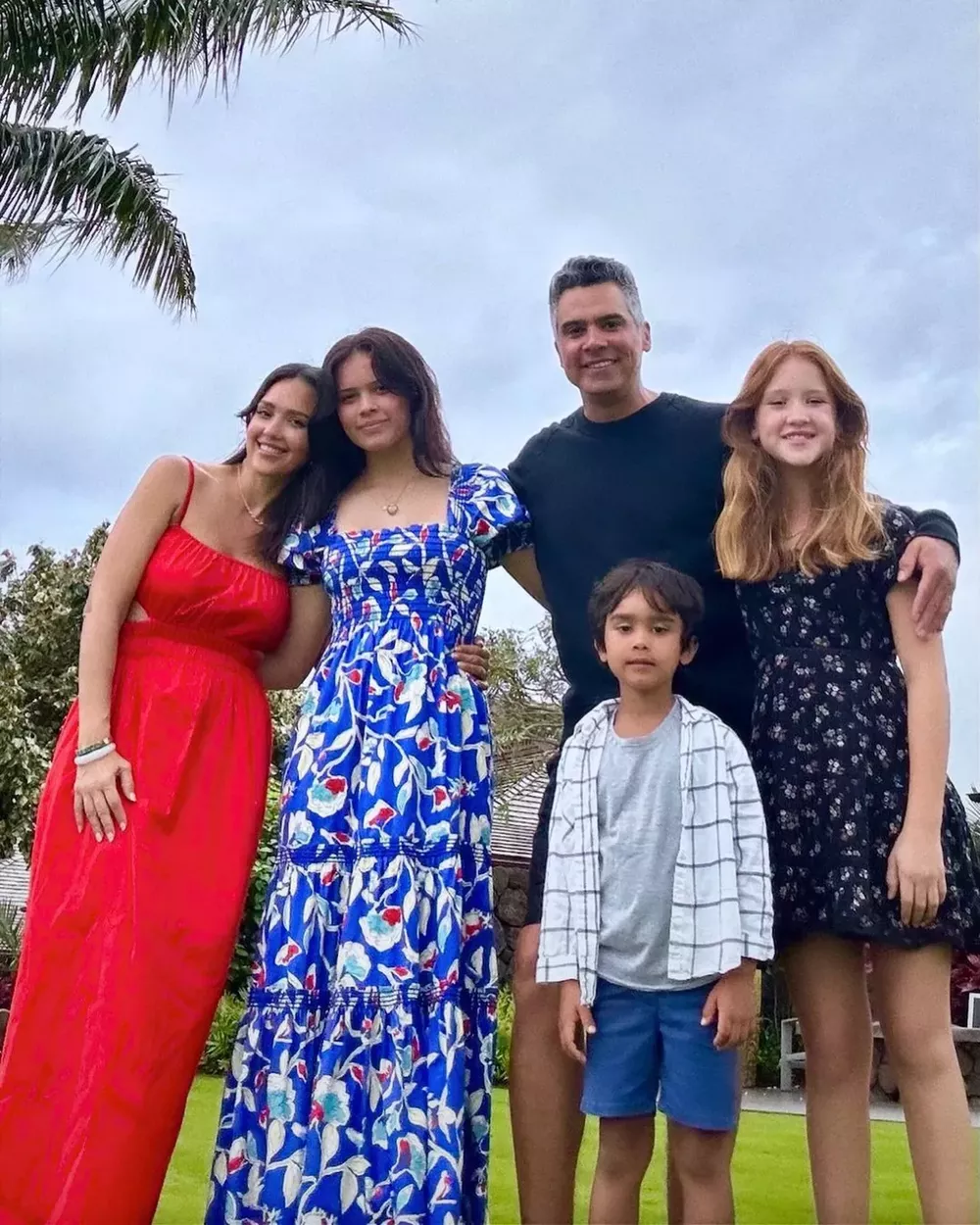 Джессика Альба с мужем и детьми