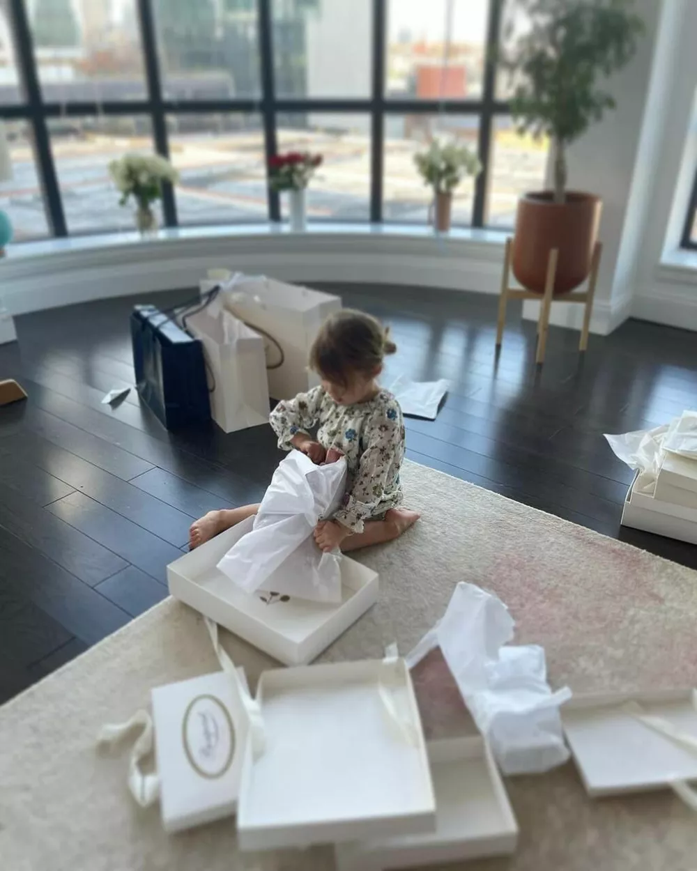 Данила Козловский опубликовал редкие снимки дочери в честь ее третьего дня рождения