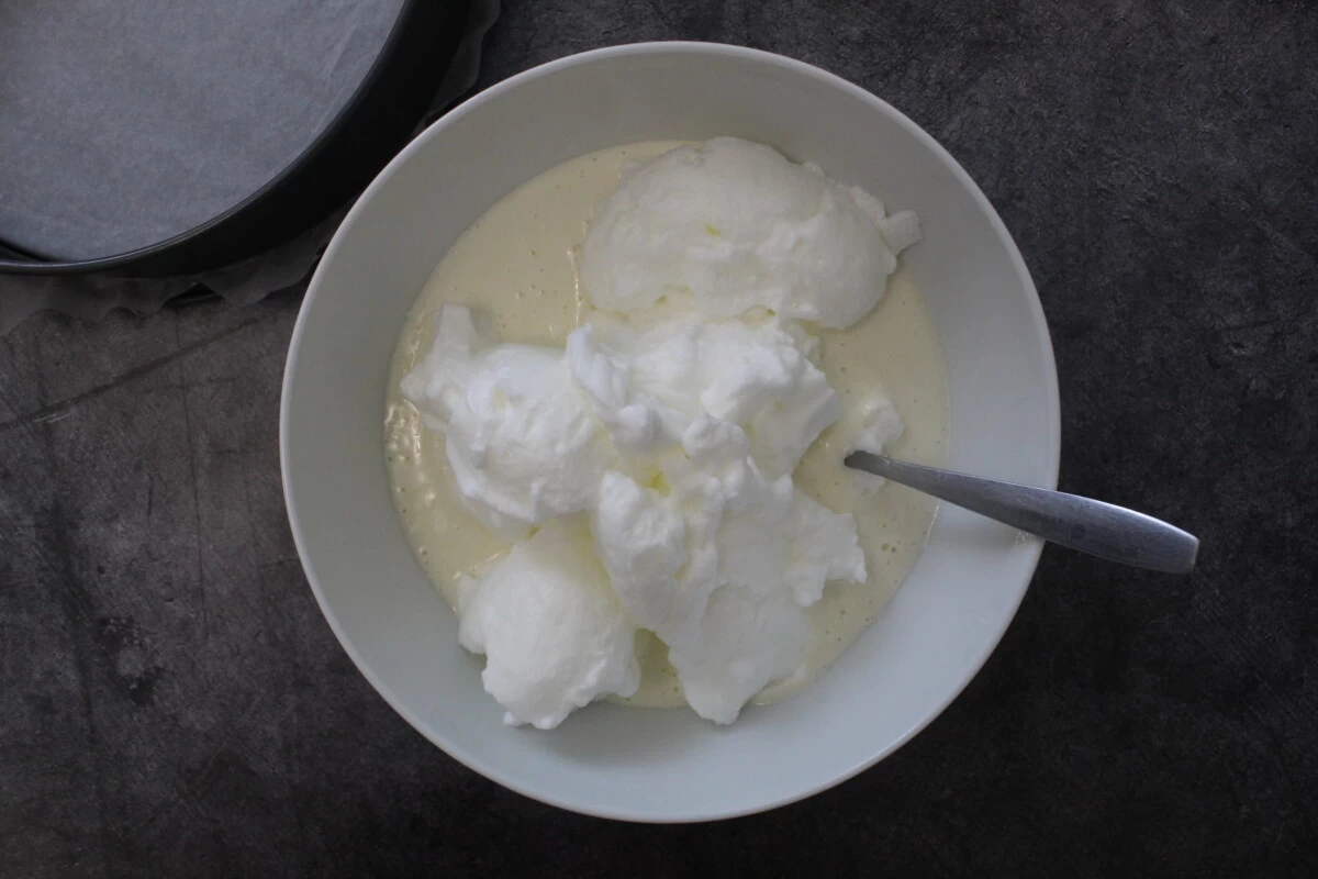 Фото приготовления рецепта: Йогуртовый пирог с крыжовником - шаг №5