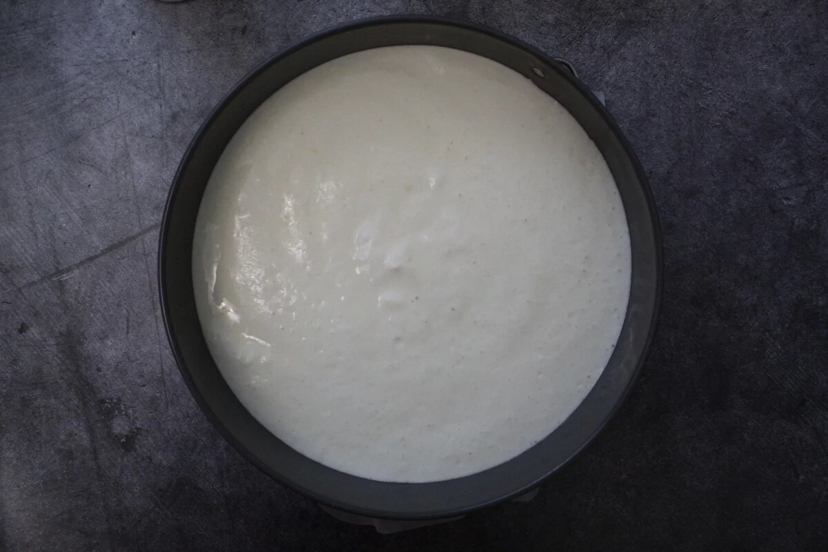 Фото приготовления рецепта: Йогуртовый пирог с крыжовником - шаг №7
