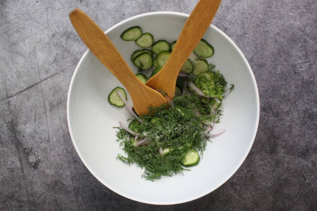 Фото приготовления рецепта: Салат из хрустящих огурцов и лука - шаг №2