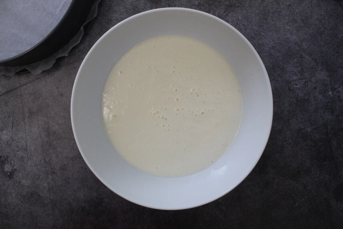 Фото приготовления рецепта: Йогуртовый пирог с крыжовником - шаг №4