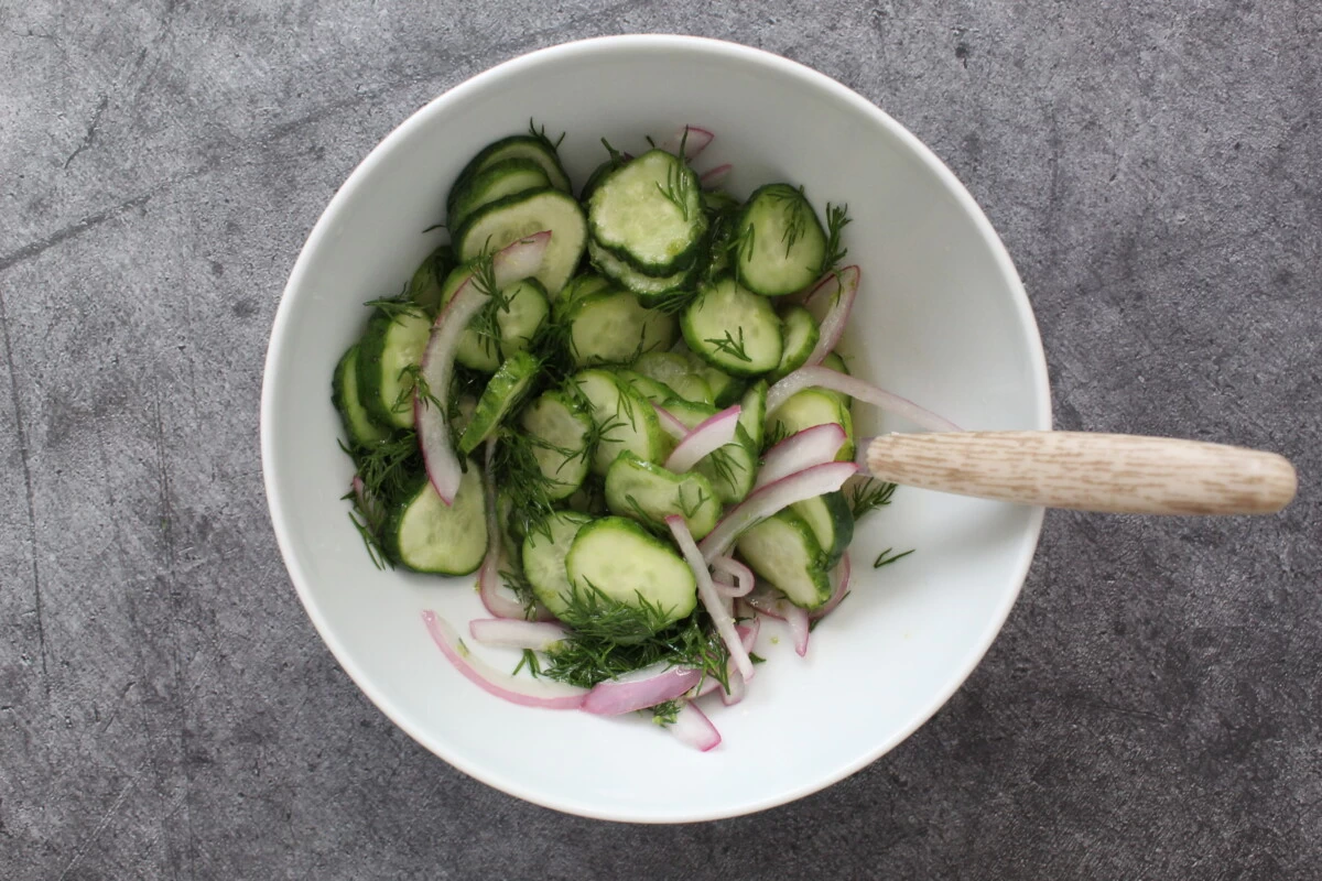 Фото приготовления рецепта: Салат из хрустящих огурцов и лука - шаг №3