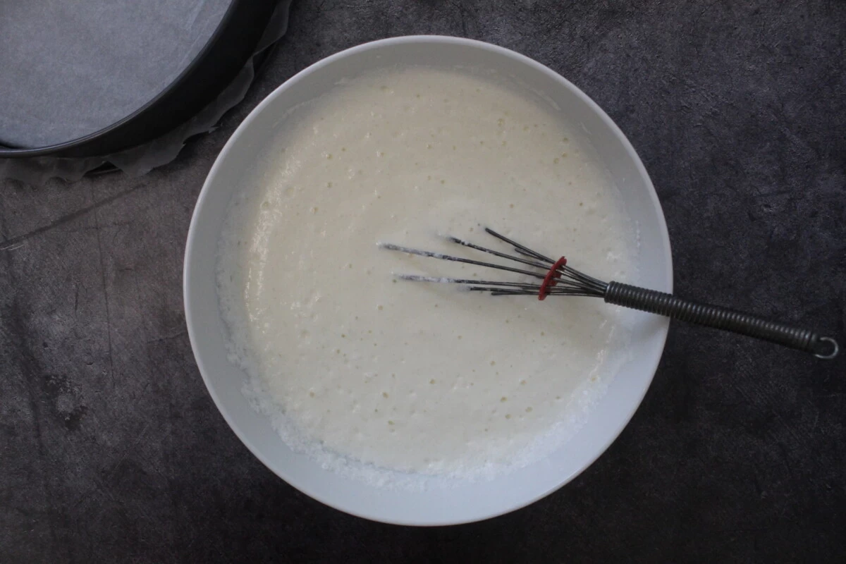 Фото приготовления рецепта: Йогуртовый пирог с крыжовником - шаг №6