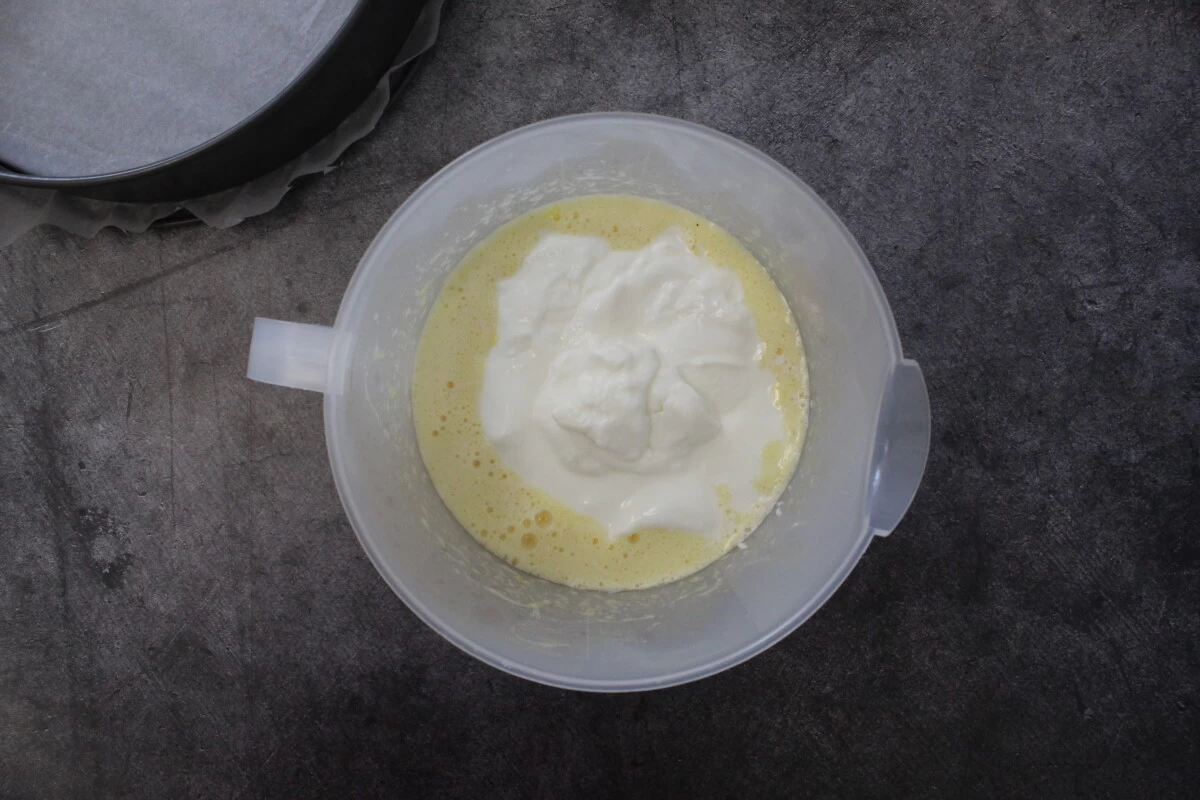 Фото приготовления рецепта: Йогуртовый пирог с крыжовником - шаг №3