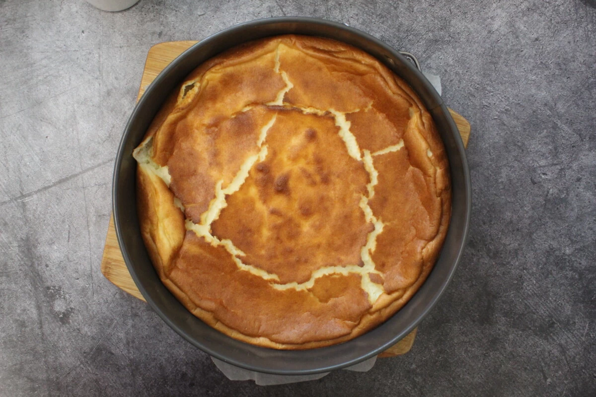 Фото приготовления рецепта: Йогуртовый пирог с крыжовником - шаг №8