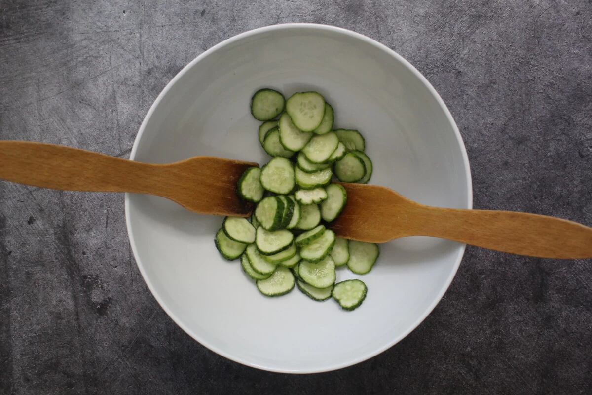 Фото приготовления рецепта: Салат из хрустящих огурцов и лука - шаг №1