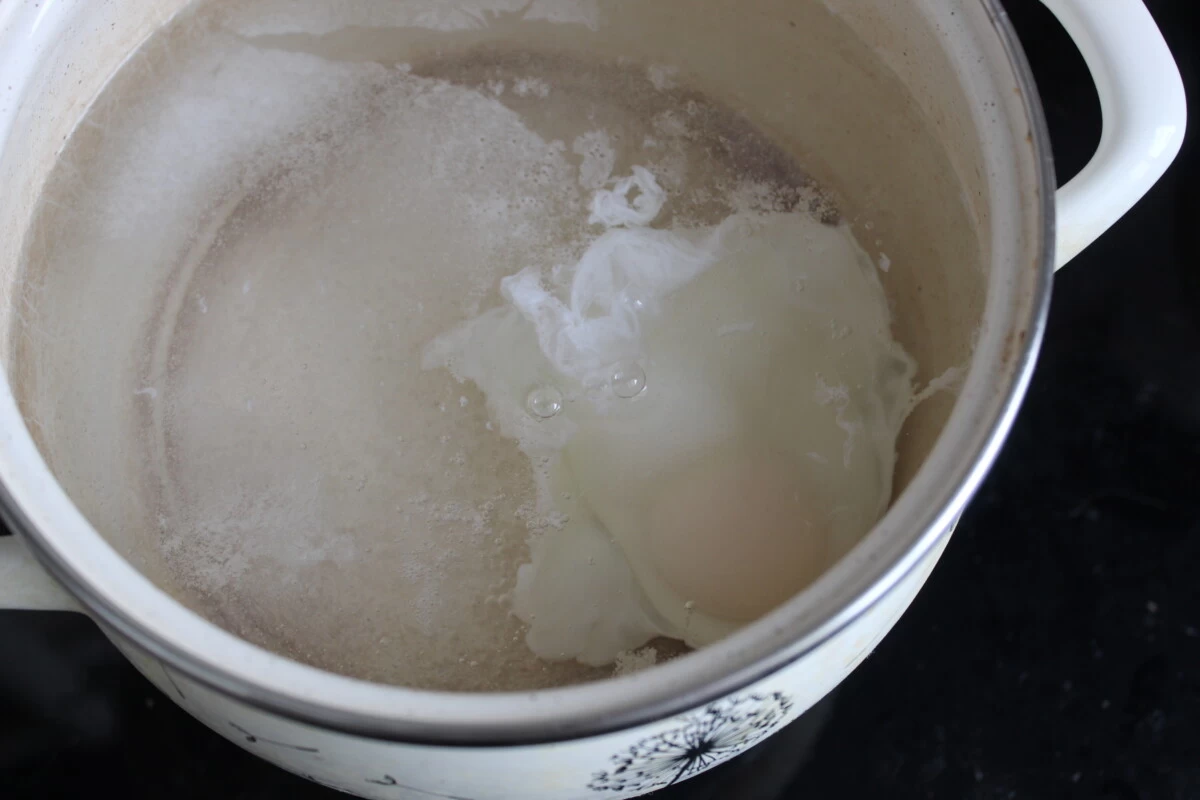 Фото приготовления рецепта: Яйцо пашот в кастрюле - шаг №2