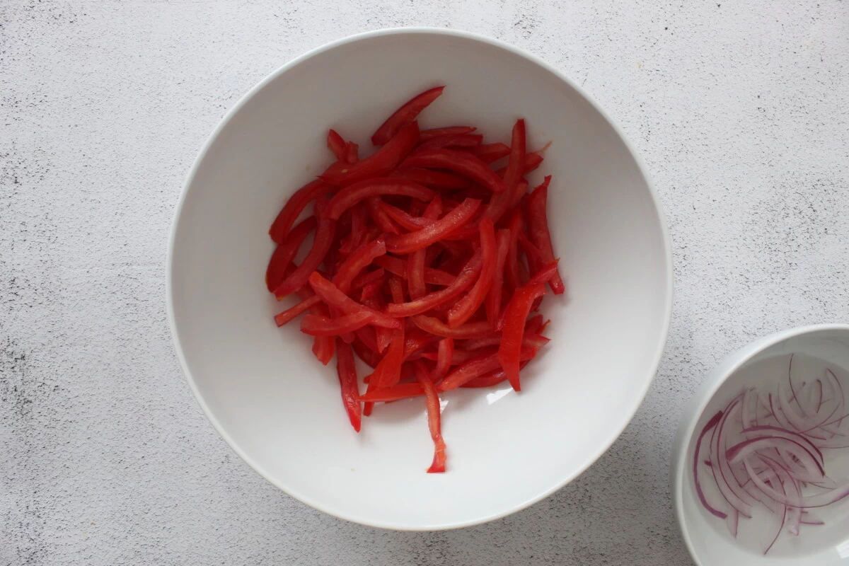 Фото приготовления рецепта: Качумбари (салат из помидоров и красного лука) - шаг №2