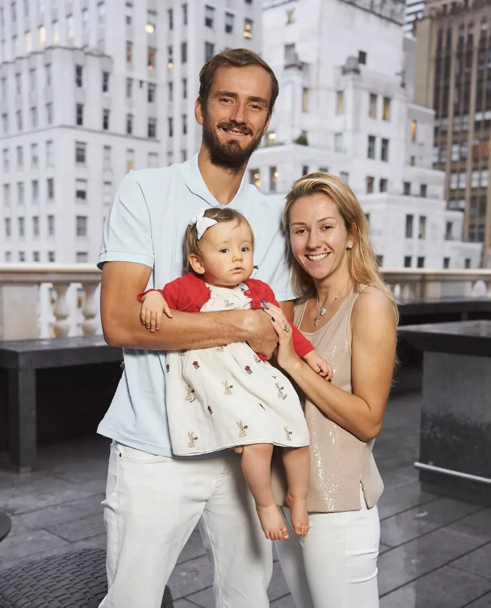 Даниил Медведев с супругой и дочерью