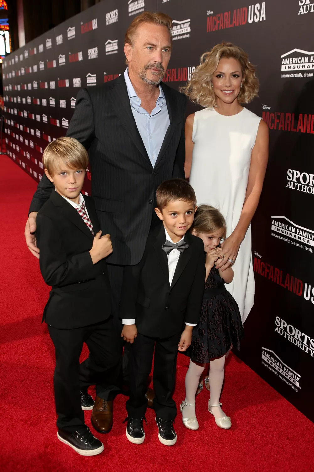 Кевин Костнер с женой и детьми