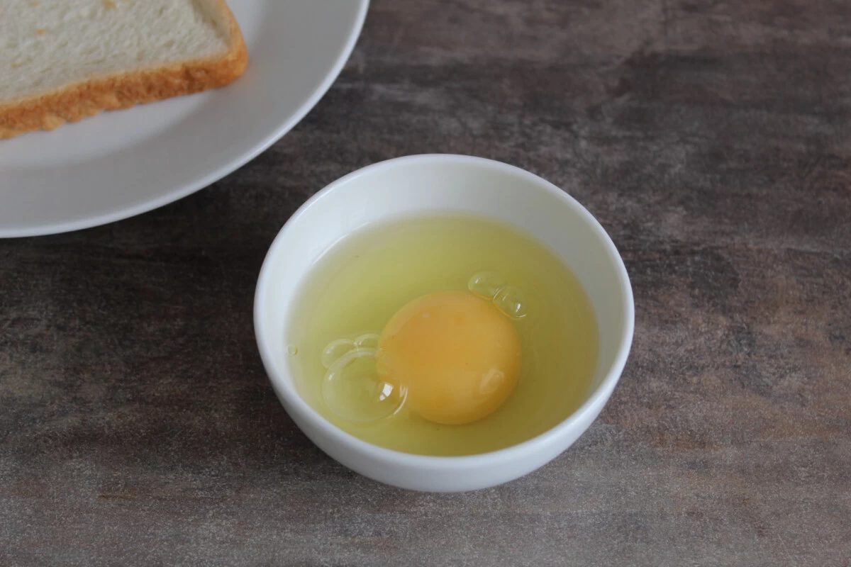 Фото приготовления рецепта: Яйцо пашот в кастрюле - шаг №1