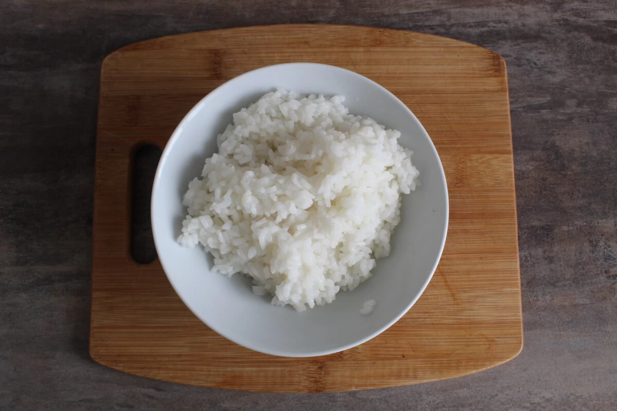 Фото приготовления рецепта: Тефтели с рисом в сметанном соусе - шаг №1