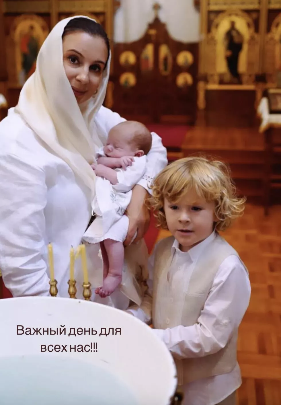 Екатерина Стриженова с внуками