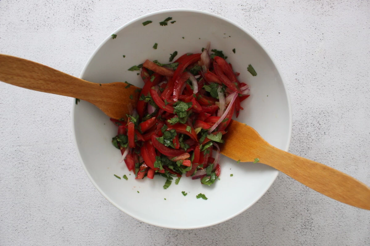 Фото приготовления рецепта: Качумбари (салат из помидоров и красного лука) - шаг №6