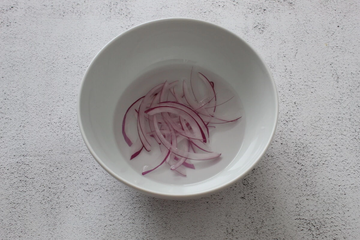 Фото приготовления рецепта: Качумбари (салат из помидоров и красного лука) - шаг №1