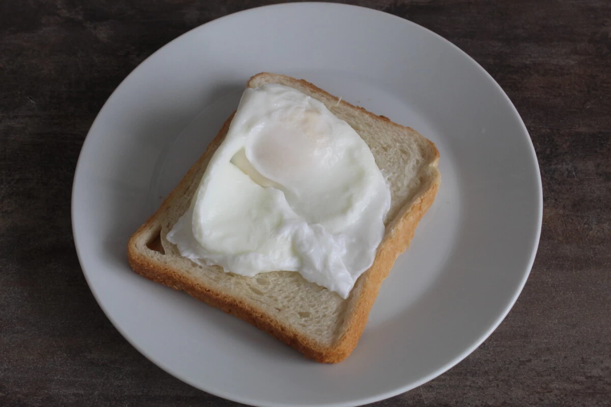 Фото приготовления рецепта: Яйцо пашот в кастрюле - шаг №3