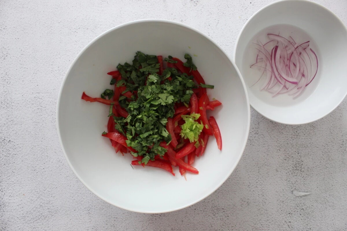 Фото приготовления рецепта: Качумбари (салат из помидоров и красного лука) - шаг №4