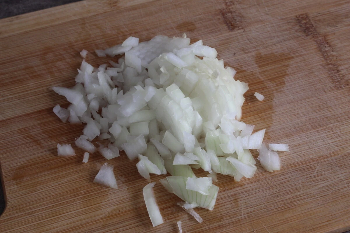 Фото приготовления рецепта: Тефтели с рисом в сметанном соусе - шаг №2