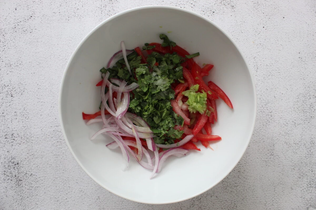 Фото приготовления рецепта: Качумбари (салат из помидоров и красного лука) - шаг №5